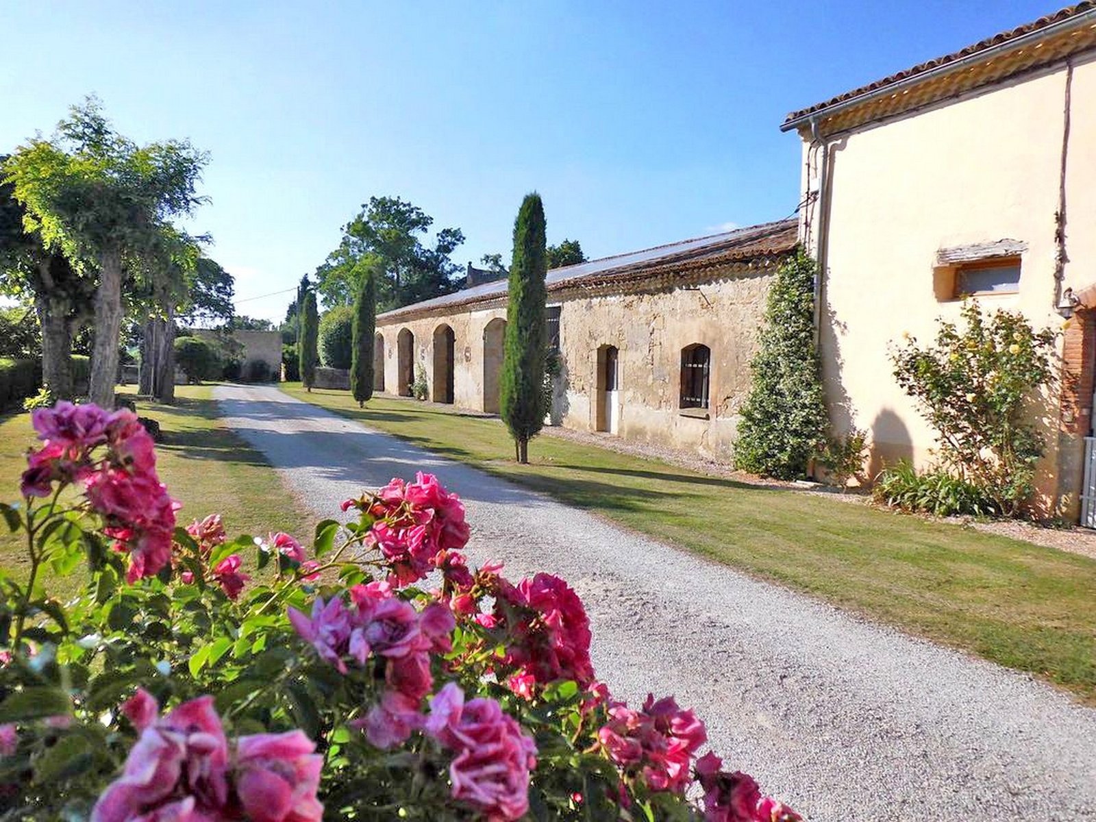 Saint-Jean-des-Plats Une maison de caractère de 140 m², sur un domaine aux arbres centenaires