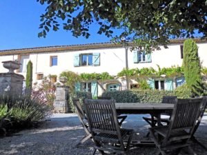 Saint-Jean-des-Plats Une maison de caractère de 140 m², sur un domaine aux arbres centenaires